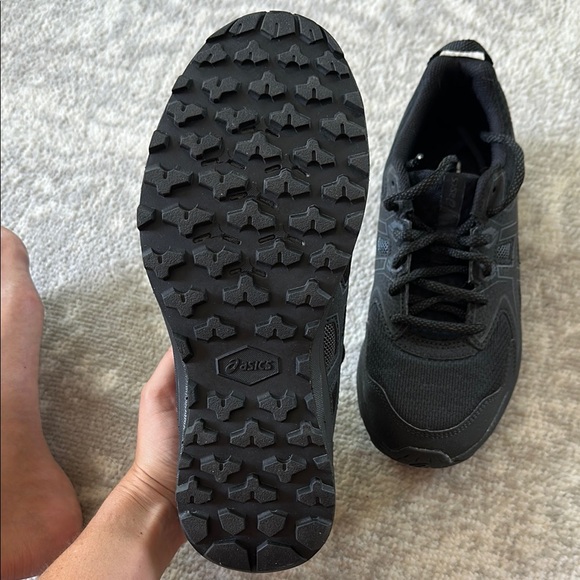 NWOT ASICS women’s Black shoes - Picture 2 of 4